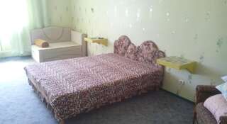 Гостиница ELENA Геленджик Двухместный номер с 1 кроватью или 2 отдельными кроватями + дополнительной кроватью-2